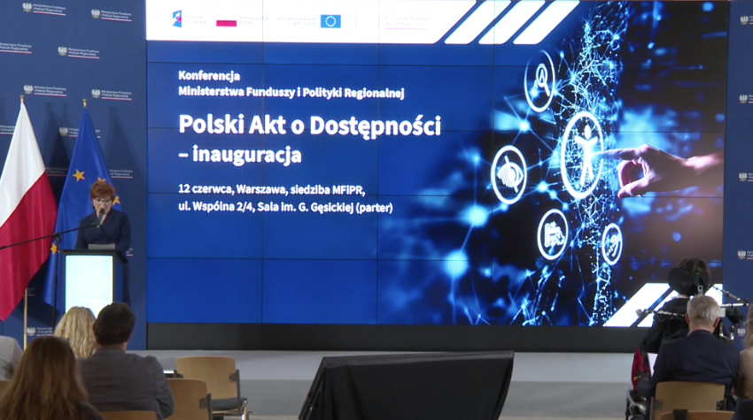 prezentacja - Polski Akt o Dostępności - Inauguracja na środku; po lewej flagi Polski i UE
